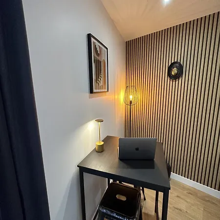 La Republique Standing *