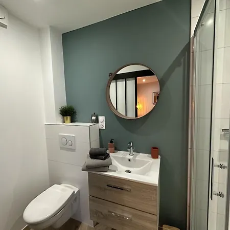 La Republique Standing *