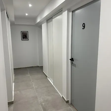 La Republique Standing *